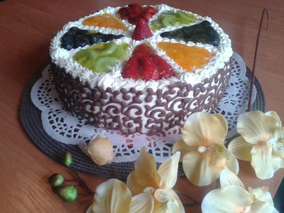 Tort urodzinowy piankowy z owocami