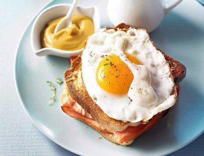 Croque madame  tosty z jajkami, szynką i beszamelem