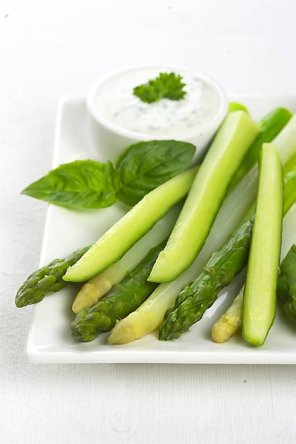 Zielone warzywa z sosem czosnkowym