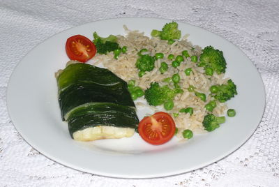 Ryba w liściach pora z ryżem