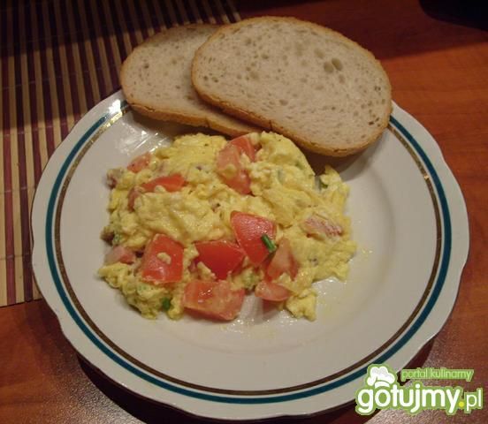 Przepis  jajecznica z boczkiem i pomidorem przepis