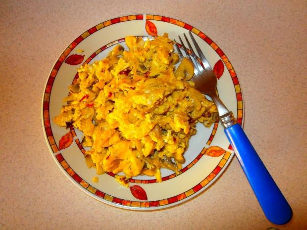 Przepis  jajecznica z pieczarkami i żółtym serem przepis