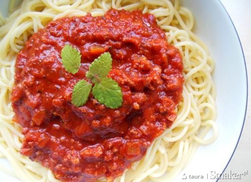 Spaghetti z mięsem mielonym w sosie pomidorowym