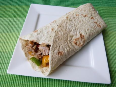 Przepis  ziołowa tortilla z warzywami i mięsem przepis