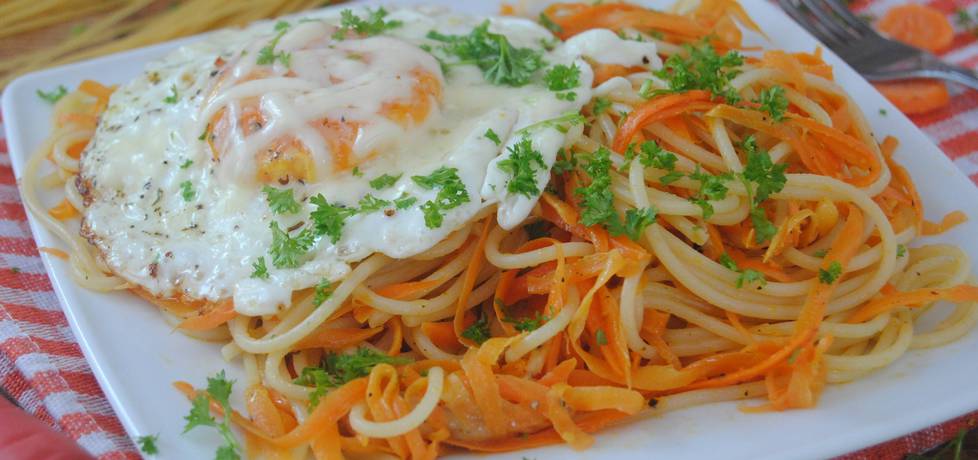 Marchewkowe spaghetti z jajkiem sadzonym (autor: jadwigajaga85 ...