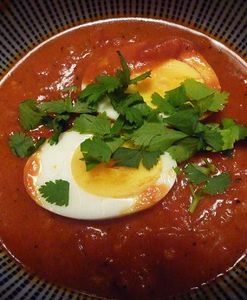 Jajka wielkanocne w sosie pomidorowym z carry