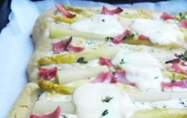 Przepis  'biała' pizza ze szparagami i szynką przepis