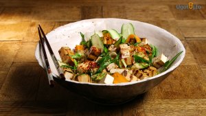 Sałatka: wstążki warzyw z prażonym sezamem i marynowanym tofu ...
