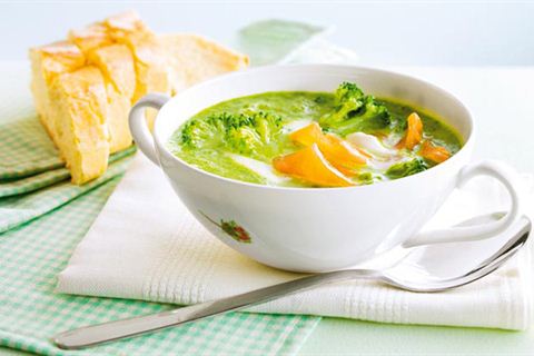Zupa krem z brokułów z paskami łososia
