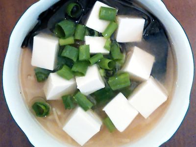Zupa miso z tofu i makaronem mie