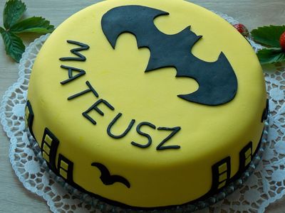 Tort batman z truskawkami