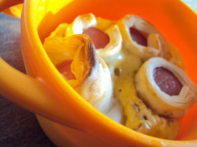 Kiełbaski w cieście francuskim zapiekane z jajkami