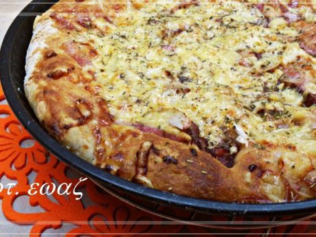 Przepis  pizza z boczkiem, cebulą i serem przepis