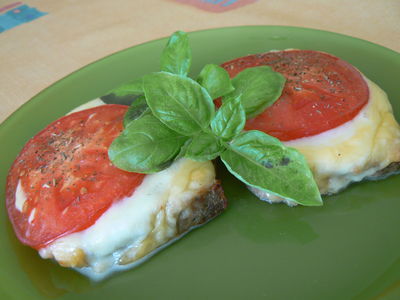 Pieczeń zapiekana z dwoma serami i pomidorem