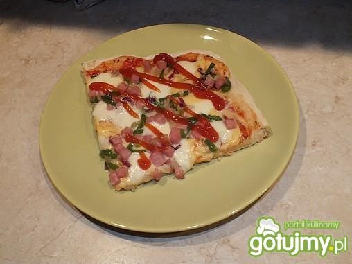 Przepis  pizza z mozarellą i zieloną papryką przepis