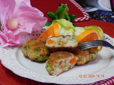 Rybne kotlety z brokułem i marchewką