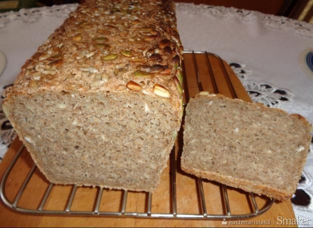 Chleb żytni razowy na zakwasie żytnim z pestkami słonecznika i dyni.