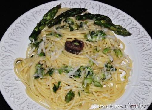 Spaghetti z pesto z zielonych szparagów
