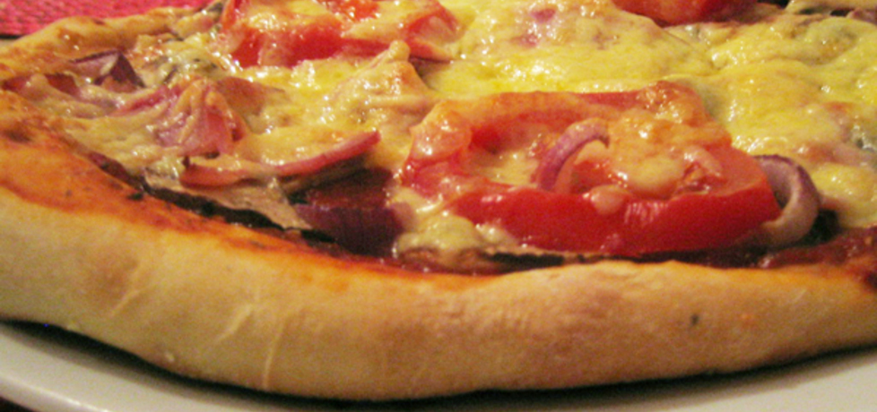 Pizza pieczarkowa z dodatkami (autor: brioszka)