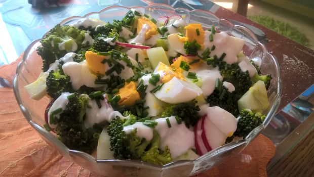 Przepis  sałatka z brokułem i jajkami przepis