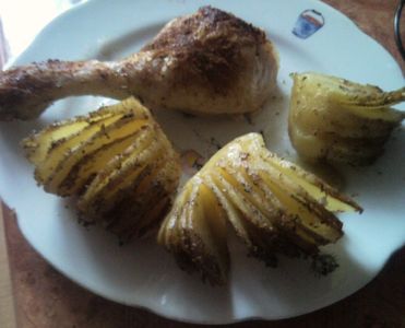 Ziemniaki hasselback z kurczakiem