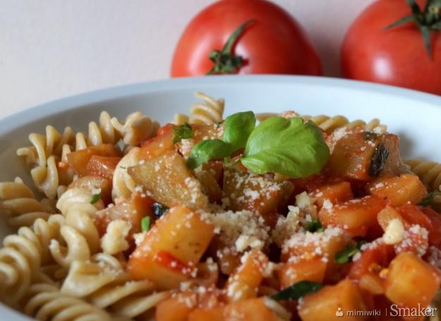 Fusilli z bakłażanem i pomidorami