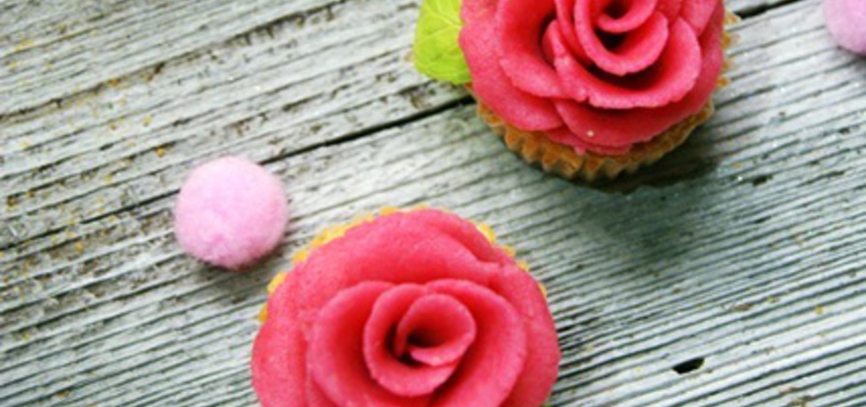 Waniliowe muffinki z różyczkami marcepanowymi (autor: apm ...