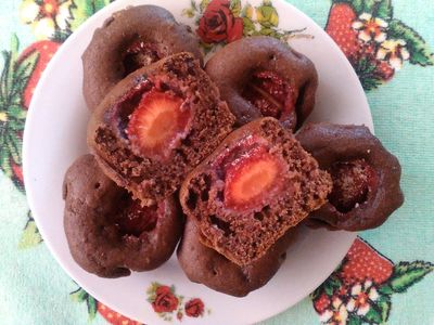 Muffiny kakaowe z truskawkami