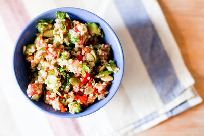 Wiosenna sałatka z quinoa z warzywami