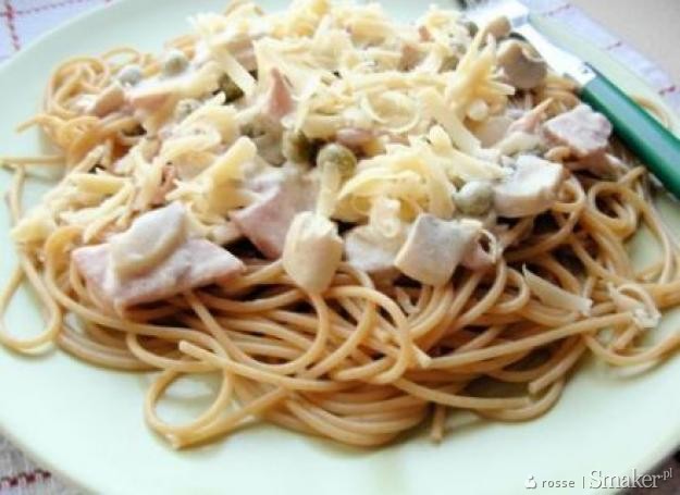 Spaghetti z pieczarkami i szynką