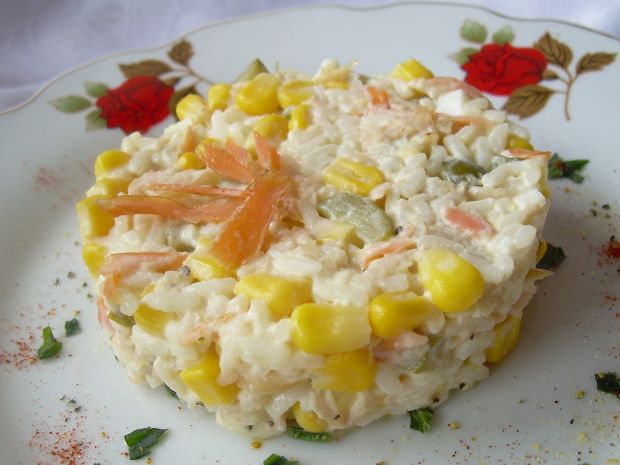 Przepis  sałatka z ryżem i wędzonym łososiem przepis