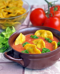 Zupa krem z pomidorów z żółtymi pierożkami