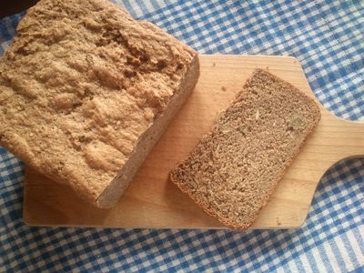 Pełnoziarnisty chleb z otrębami i pestkami dyni (z automatu ...