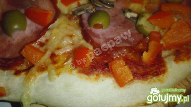 Przepis  pizza oliwowa z żywiecką, papryką przepis
