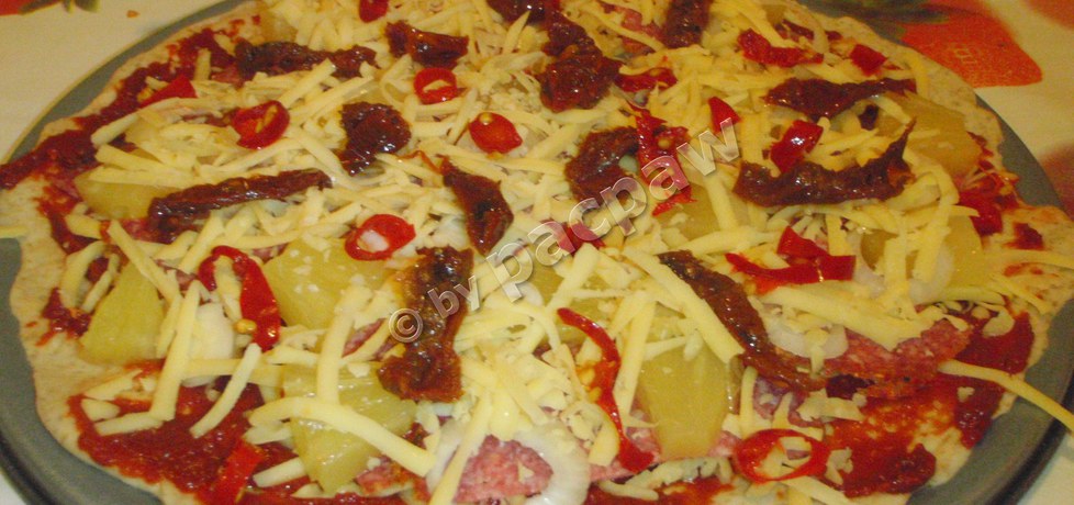 Pizza pełnoziarnista z salami pieprzowym, pomidorami suszonymi i ...