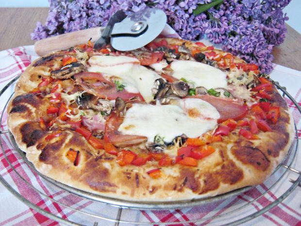 Przepis  pizza z mozzarellą i pomidorami przepis