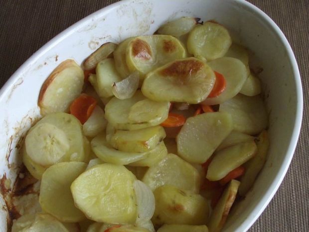Przepis  ziemniaki pieczone z marchwią i cebulą przepis