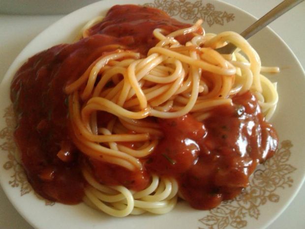 Makaron spaghetti z sosem pomidorowym przepis