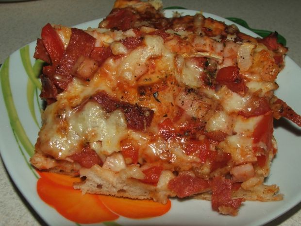 Przepis  pizza z szynką, salami i papryką przepis