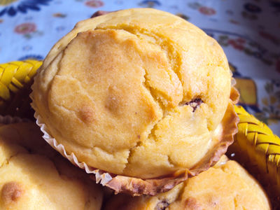 Muffinki kukurydziane z bekonem i żółtym serem