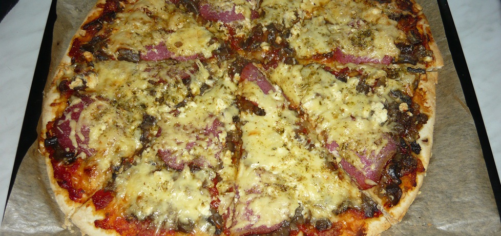 Domowa pizza na chrupiącym spodzie (autor: paulisiaelk ...