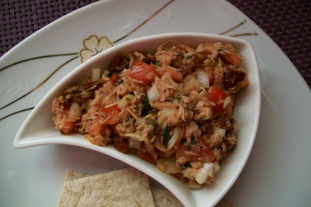 Przepis  prosta sałatka z tuńczykiem i pomidorem przepis