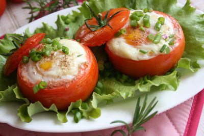Jajka w pomidorach