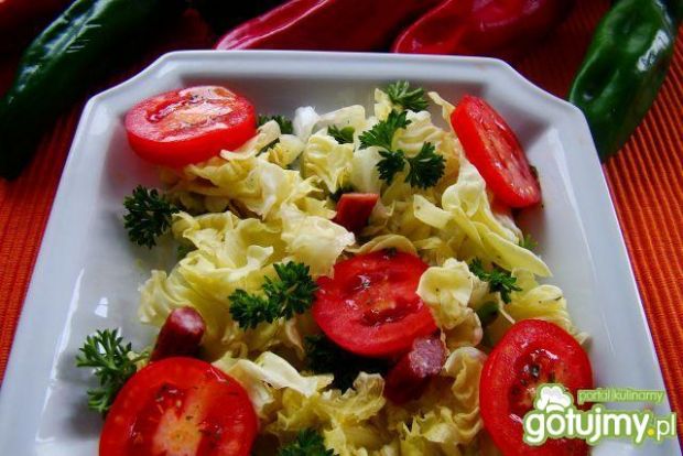 Przepis  sałatka z pomidorów i kabanosa przepis
