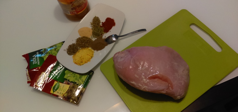 Aromatyczna pierś z indyka pieczona w rękawie na obiad ale i kanapki
