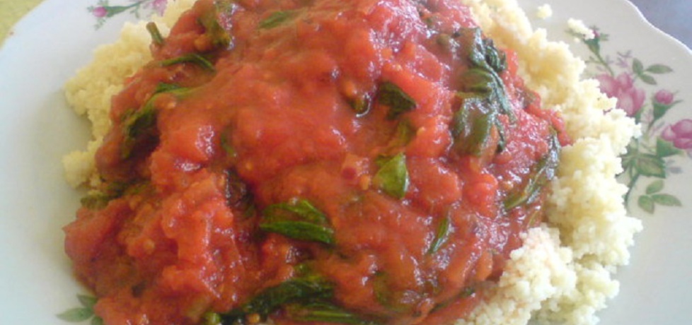 Kuskus z sosem pomidorowo