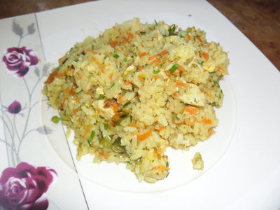Smażony ryż z kurczakiem i marchewką
