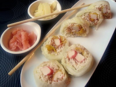 Roladki a'la sushi w kapuście pekińskiej z mango i surimi ...