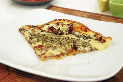 Pizza z kiełbasą, cebulą i serem