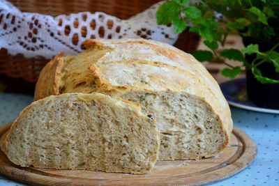 Chleb drożdżowy z nasionami kopru włoskiego, szałwii hiszpańskiej ...